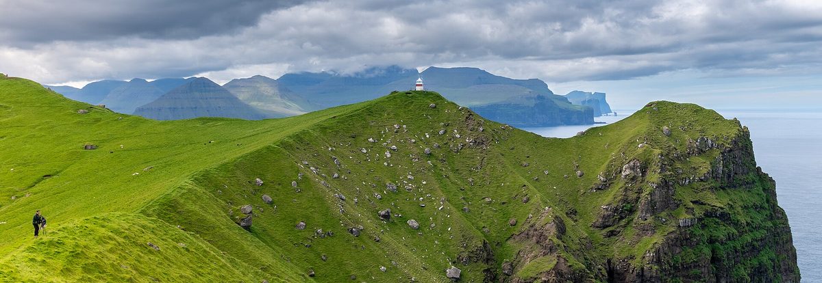 Phare de Kallur perché sur les falaises de Kalsoy au-dessus de l'océan Atlantique, Îles Féroé